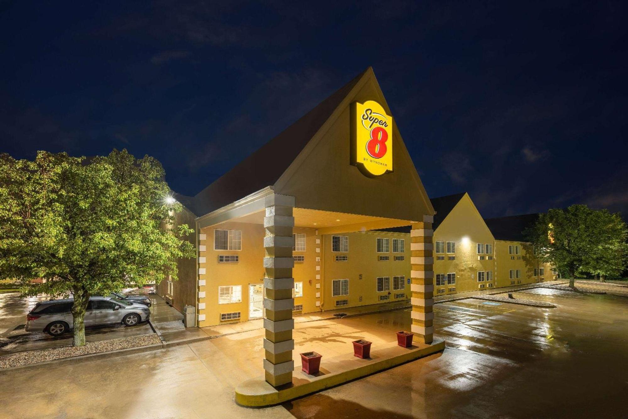 Super 8 By Wyndham De Soto Hotell Exteriör bild
