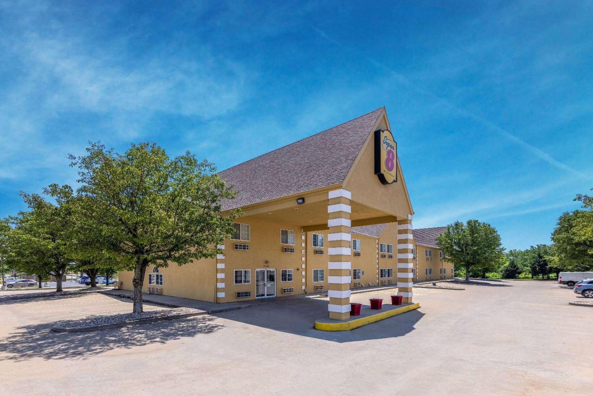 Super 8 By Wyndham De Soto Hotell Exteriör bild